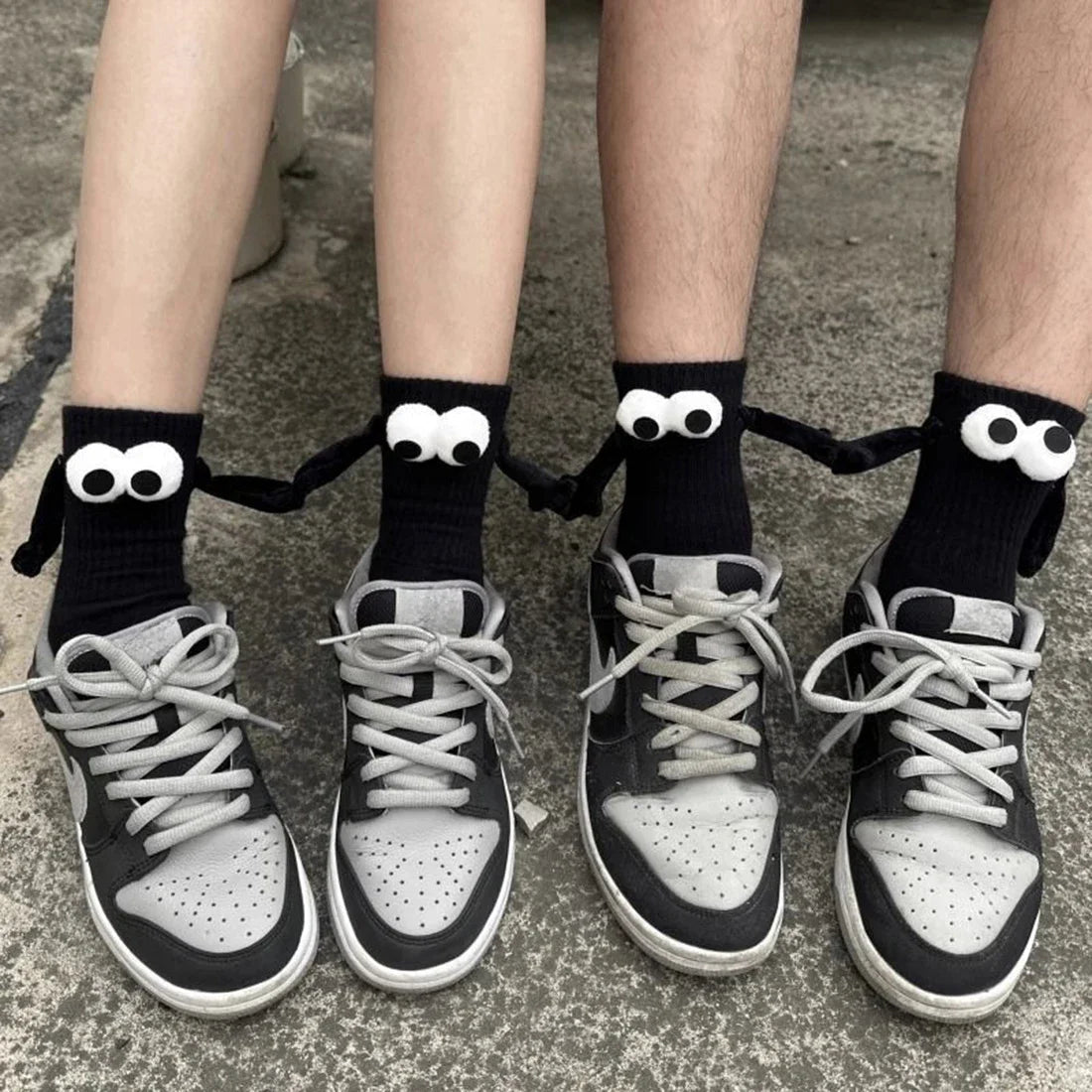 Cat Shop Boys - 2 Pairs Magnetic Socks with Hands Women Men Fashion Black White Funny Cute Cartoon Eyes Couple Mid - tube Socks for Gifts